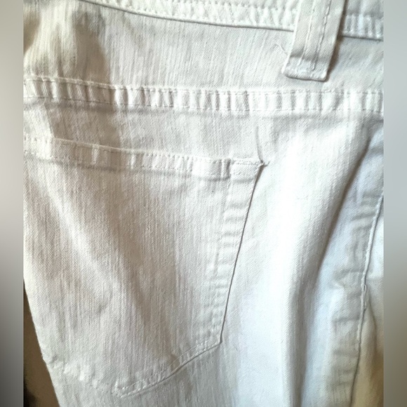 AVENUE Blue  
White Denim with Gold Embellishment
Sz 18 EUC - Picture 13 of 13